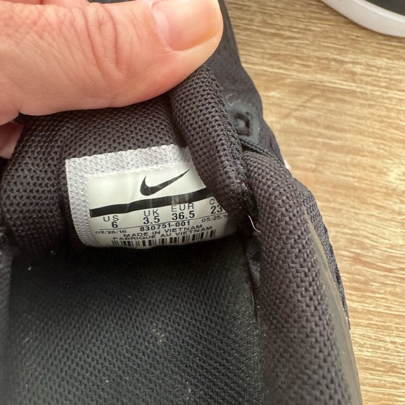 Nike size 6 shoe bundle. One blue and one black. - Picture 9 of 9